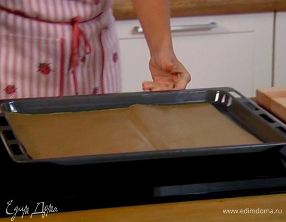 Противень выстелить бумагой для выпечки.