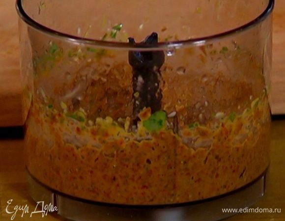 Приготовить песто: вяленые помидоры, кедровые орехи, листья базилика, оливковое масло, цедру и сок лимона измельчить в блендере. 