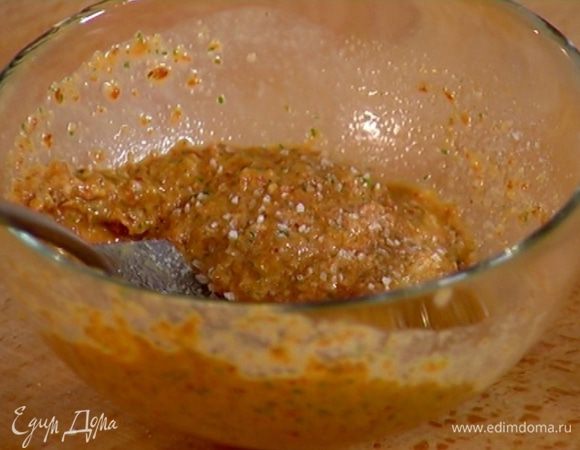 Для заправки салата полторы ст. ложки соуса разбавить одной ст. ложкой кипяченой воды, посолить, поперчить и перемешать.