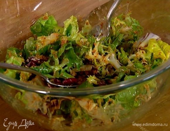 Салатные листья приправить песто, сбрызнуть оливковым маслом, перемешать и оставить пропитываться.