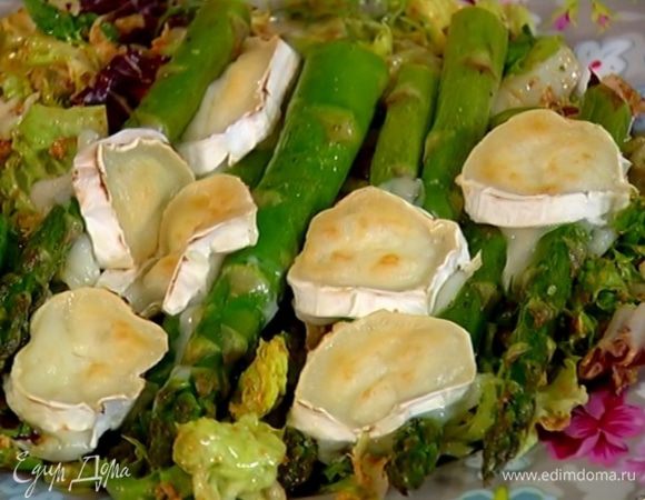 Листья салата выложить на блюдо, сверху поместить спаржу с сыром.