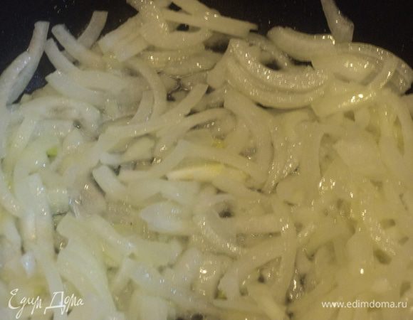 Лук репчатый нарежьте полукольцами и отправьте в кастрюлю с толстым дном (у меня небольшой казан) в разогретое растительное масло. Тушите до мягкости, можно использовать тяжелую сковородку с высокими стенками.