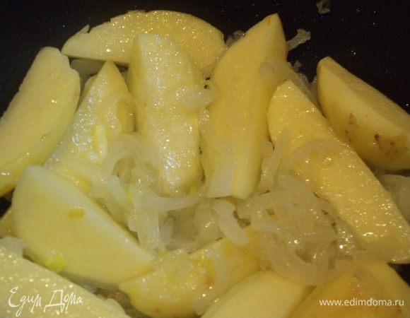 К луку добавьте картофель.