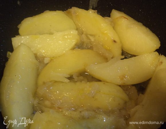 Тушите вместе до готовности картошки.