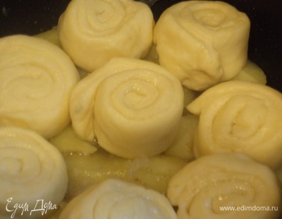 Посолите, поперчите по вкусу и налейте воды или бульона. Жидкость должна покрыть картошку, сверху положите рулетики из теста, оставив место для  «разрастания» штруделей.<br />
Накройте крышкой и готовьте на медленном огне до готовности около 30 минут.