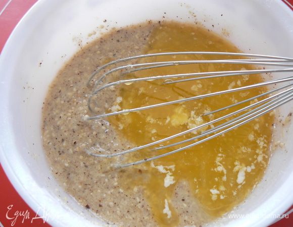 Добавьте в тесто растопленное сливочное масло и перемешайте до однородного состояния.