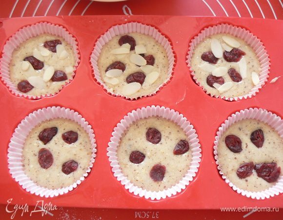 В форму для выпечки   выложите тесто .