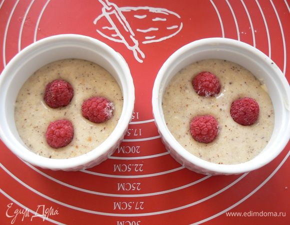 Сверху на тесто выложите ягоды (еще я добавила миндальных лепестков).

Выпекайте при 220 ℃ - 15 минут, и ещё 15 минут на 160 ℃ .