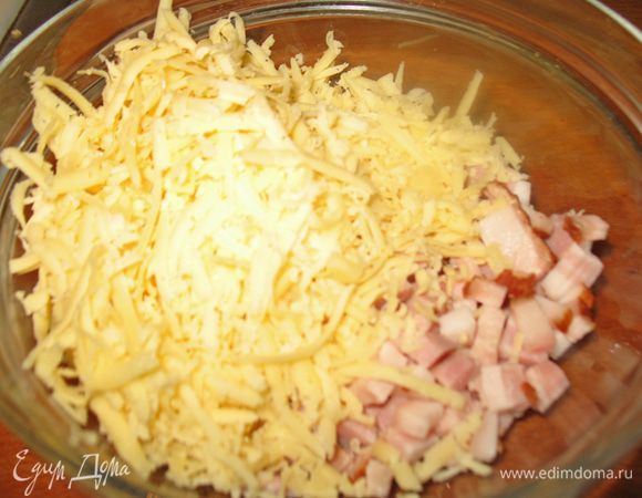 Режем колбасу небольшими кубиками, сыр натираем на терке. 