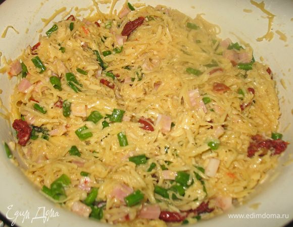 В натертый картофель добавляем яйца, сметану, муку соль, перец и хорошо перемешиваем. Потом добавляем  колбасу, сыр, зеленый лук и вяленые помидоры и перемешиваем.  Рецепт можно немного изменить и сыр не добавлять в середину, а посыпать им маффины сверху. 