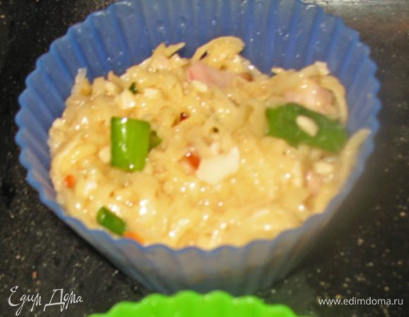 Раскладываем по формочкам и выпекаем в предварительно разогретой до 180 градусов духовке 30 - 40 минут. 