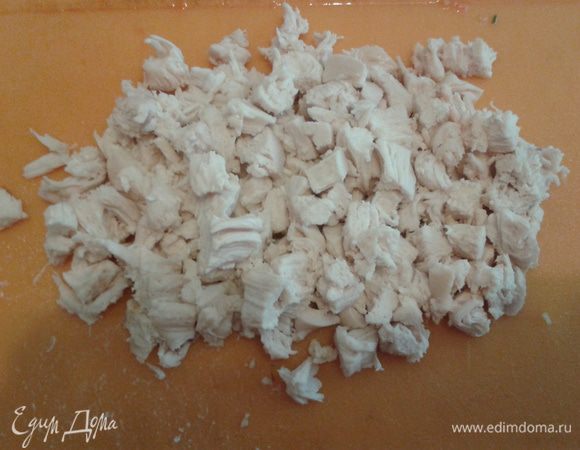 Готовую грудку (или филе) разбираем на волокна.