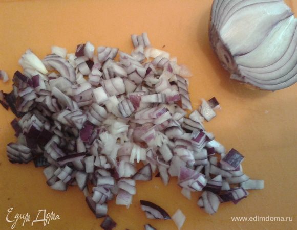 Лук, сельдерей и перец режем мелкими кубиками.