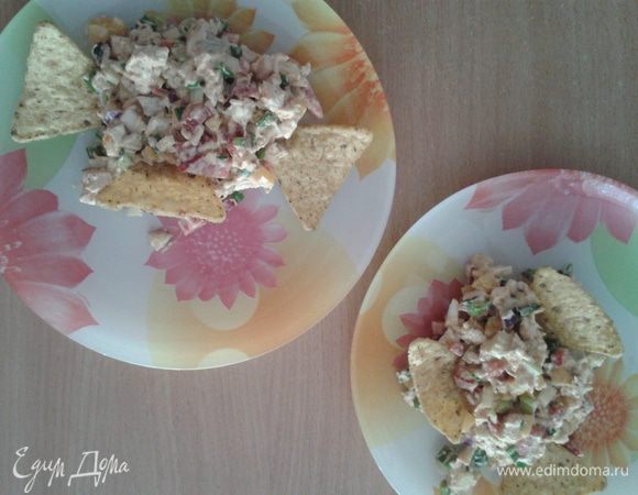 Подавать порционно. 
В оригинале рецепта салат салат подается в мексиканской кукурузной лепешке - тортильяс, я предлагаю кукурузные чипсы - начос.
Приятного аппетита!