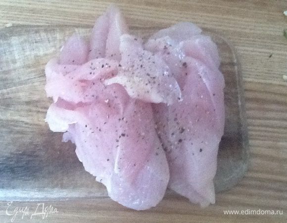 Куриное филе подготовить: промыть, просушить бумажным полотенцем, поперчить, нарезать на небольшие кусочки любой формы, как Вам нравится