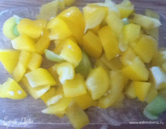 Желтый перец нарезать квадратными кусочками, примерно, 2х2  см