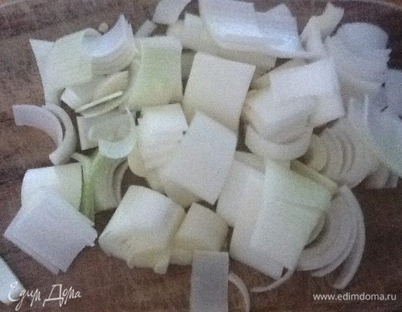 Лук-порей , белую часть, нарезать тоже квадратами. Именно так в процесе приготовления он растает и станет незаметен. 