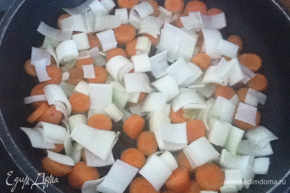 Молодую морковь не чистим. Это важно. Достаточно хорошо промыть щеткой. Режем на крупные (не менее 1 см) части. Зависит от толщины морковки. Можно и на 3-4 части. Перекладываем в сковороду с маслом (не более 2 столовых ложек). 3-4 минуты даем слегка закарамелизоваться с одной стороны. Очень внимательно, не давая пригореть. Добавляем лук-порей.