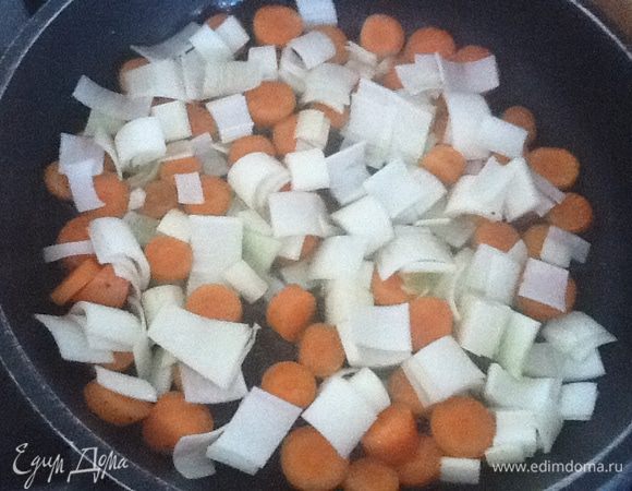 Молодую морковь не чистим. Это важно. Достаточно хорошо промыть щеткой.
Режем на крупные (не менее 1 см) части. Зависит от толщины морковки. Можно и на 3-4 части. Перекладываем в сковороду с маслом (не более 2 столовых ложек). 3-4 минуты даем слегка закарамелизоваться с одной стороны.  Очень внимательно, не давая пригореть. Добавляем лук-порей.