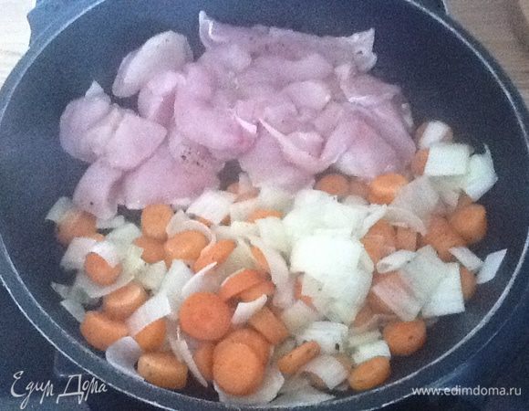 Перемешиваем лук с морковью, 1 - 2 мин., отодвигаем в сторону. На освободившуюся часть сковороды выкладываем кусочки филе.