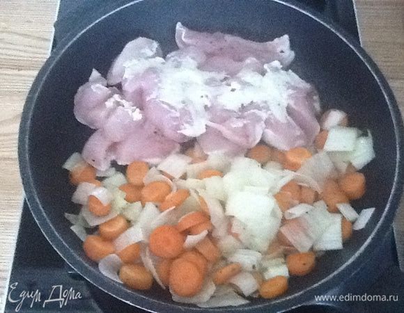 Пока филе прихватывается с одной стороны,  другую намазываем готовым муссом из хрена со сливками.