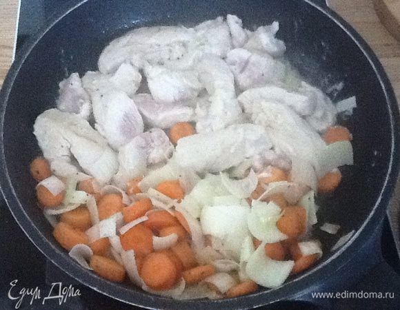 Переворачиваем 1-2 минуты. Выпариваем лишнюю жидкость. Не страшно, если не все кусочки полностью изменили цвет.