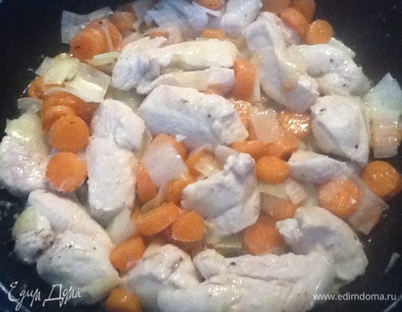 Аккуратно перемешиваем. Еще 1-3 минуты. К концу этого шага можно посолить. Солим  очень крупной морской солью. Чтобы она таяла медленно. Или не солим вообще. Помним, что от соли мясо становится суше.