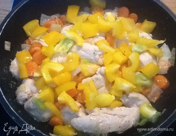 Выкладываем перец сверху. И "внимание"! Обязательно накрываем крышкой. в крышке может быть маленькое отверстие. Что происходит.
Из-за разницы температур и под воздействием пара- (мясо горячее - перец холодный) - весь сок из перца переходит в мясо. Лук исчезает и желируется. а морковь как бы притягивает к себе желе из лука. Химия - чудесная наука.
