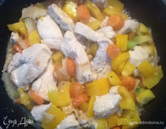 Открыла крышку, чтобы показать сколько сока откуда ни возьмись взялось. Под крышкой держим минут пять, а то и целых шесть. Поскольку мясо пропарилось, оно абсолютно готово. Не передерживаем на плите лишнее время.