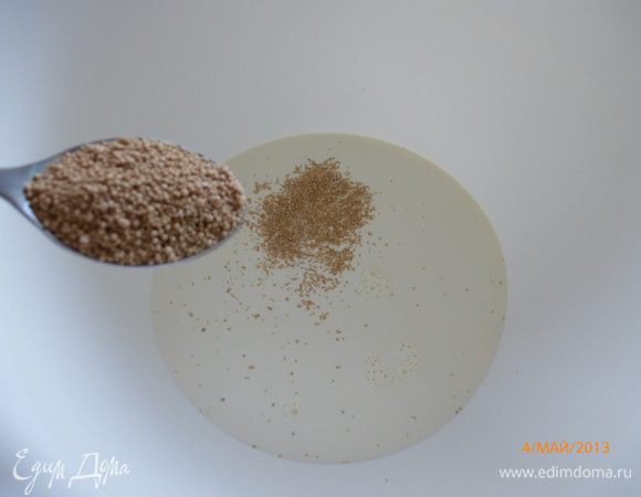 Готовим опару. К теплой воде добавляем сахар и дрожжи. Не перемешивая, оставляем на 10 минут, таким образом мы активируем дрожжи (если дрожжи активные, инстантные активировать не надо).