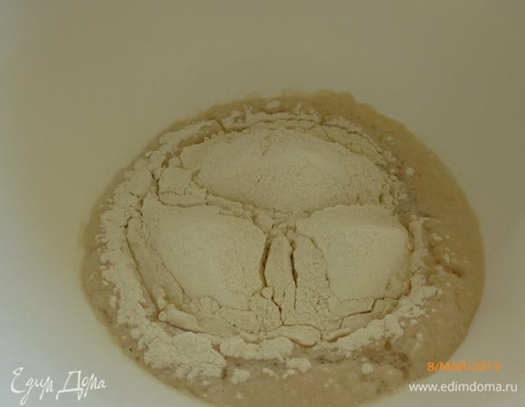 Просеиваем муку, хорошо размешиваем. Оставляем опару на 1.5 часа, ждем когда она увеличится в 2 раза.