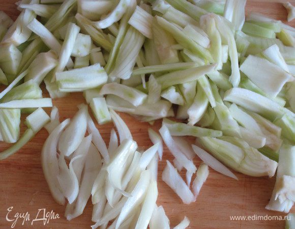 Фенхель и лук нарезать тонкими брусочками.Апельсин почистить,удалить кожицу и крупно нарезать.