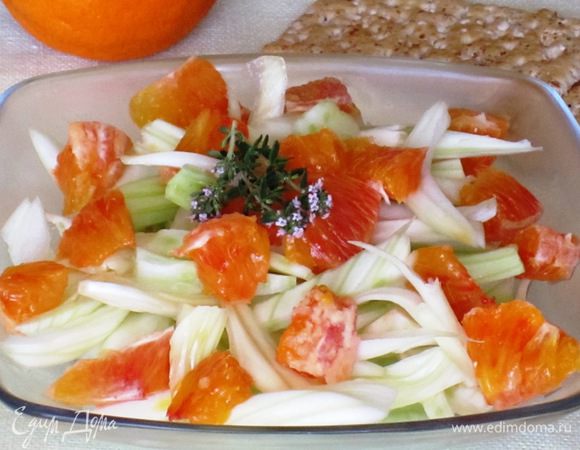 Соединить овощи и фрукты,заправить маслом,посолить,поперчить.Поместить в холодильник на 30 минут.Приятного аппетита:)