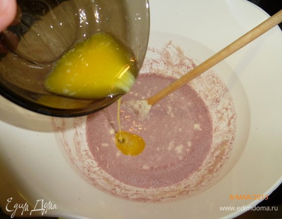 Далее добавляем растопленное сливочное масло,...