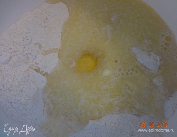 Для теста я взяла половину от нормы продуктов и не добавляла желток. Муку просеять в миску,  добавить дрожжи, сахар, все перемешать, далее добавить теплую сыворотку (молоко), теплое растопленное сливочное масло, яйцо, соль, все тщательно смешать. 
