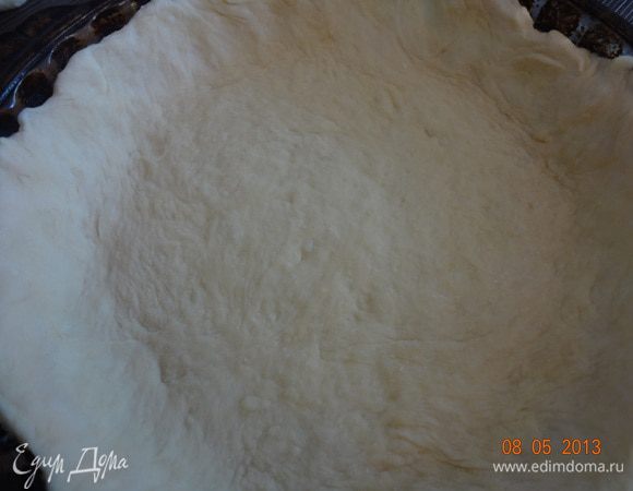 Большую часть теста раскатать в пласт 3-4 мм толщиной, выложить в смазанную форму (у меня 22 см), обрезать края, если нужно.