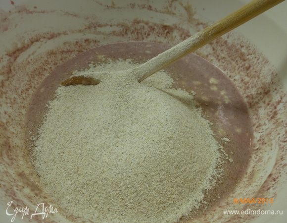 Теперь пришла очередь муки. Просеиваем ржаную муку. 