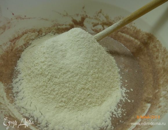 Просеиваем пшеничную муку частями, каждый раз хорошо вымешивая тесто. Муки может понадобится чуть больше или чуть меньше, все зависит от качества муки.