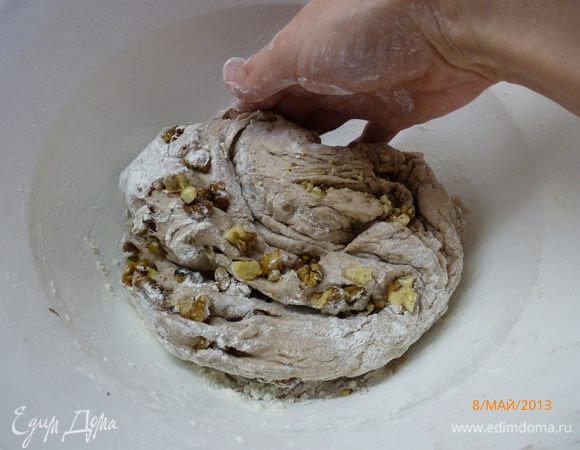 Замешиваем в тесто порезанные на четвертинки грецкие орехи, меньше не стоит.
