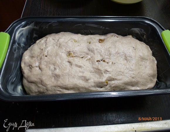 Форму смазываем сливочным маслом и выкладываем тесто. 