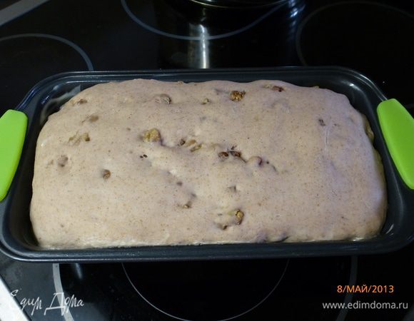 Когда тесто еще раз поднимется, отправляем форму в духовку, нагретую до 180 градусов на 50 минут.