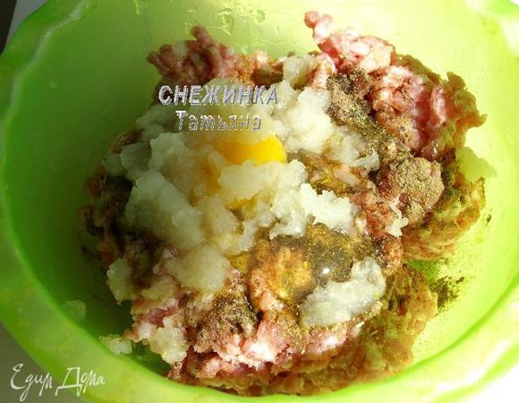 Сначала подготовьте начинку. Приготовьте фарш, пропустив его через мясорубку. В фарш добавьте натертую на мелкой терке луковицу. Можно лук и нарезать мелкими кубиками, но с натертым лучше — вкус присутствует, а вот нежность готовых колдунов не нарушается. Добавьте соль, перец по вкусу, яйцо. Хорошо вымешайте рукой.