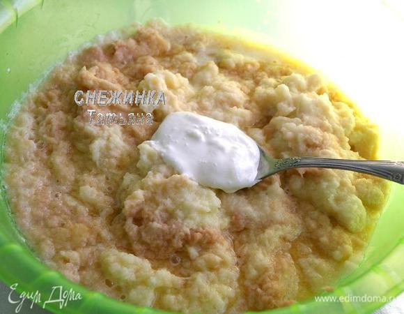 Лук для картофельной массы очистите и помойте. Картофель очистите и , натрите вместе с луковицей на мелкой терке. Чтобы картофельная масса не темнела, добавьте ложку сметаны. Перемешайте.