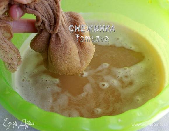 Теперь нужно отжать лишний сок из картофельной массы. Возьмите марлю, сложенную в 2 раза. В нее порциями выложите картофельную массу и отожмите лишнюю жидкость. Но здесь важно не переусердствовать, выжимать надо не до последней капли, а «лояльно»: слегка отжали и выложили полученную массу в миску. Если очень сильно отжать натертый картофель, готовые колдуны получатся жесткими. Полученный сок не выливайте.