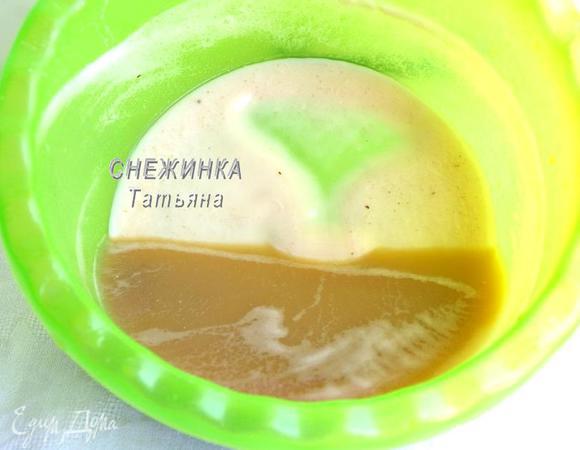 Картофельному соку дайте постоять несколько минут. Затем аккуратно его слейте, а крахмал, который образуется на дне, добавьте в полученную картофельную массу.