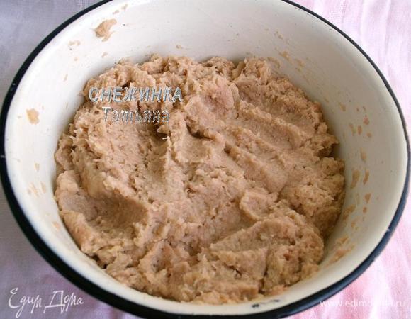 В нее же добавьте соль по вкусу и яйцо. Хорошо перемешайте.