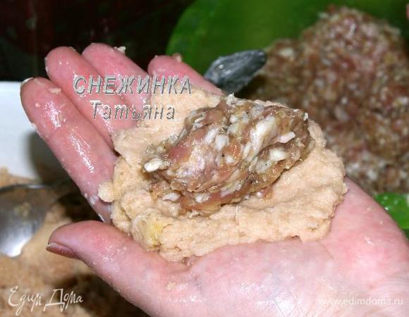 Теперь можно приступать к формированию колдунов. Возьмите небольшую порцию картофельной массы, разровняйте на ладони тонким слоем, в центр положите достаточно большую «колбаску» из фарша. Затем прикройте картофельной массой. Слепите овальный пирожок, перебрасывая его из одной руки в другую. Картофельная масса очень нежная, так что действуйте аккуратно.