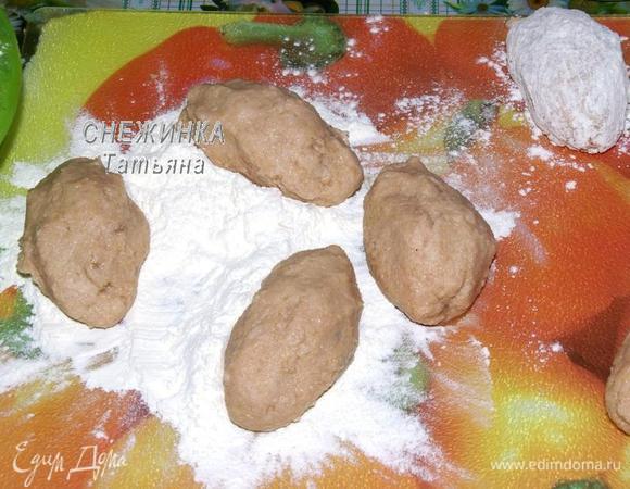 Совет: налепите сначала все колдуны, а только затем начинайте обваливать их в муке по мере обжаривания, потому что пока вы доберетесь до последнего колдуна, мука в первых уже впитается. Разогрейте на сковороде растительное масло.