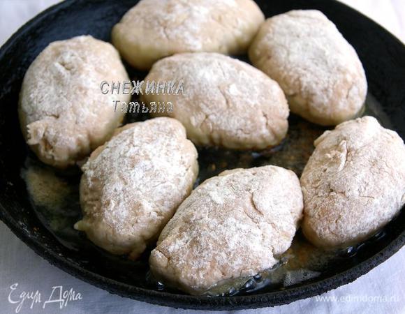 Запанируйте колдуны в муке и сразу же отправьте их на сковороду.