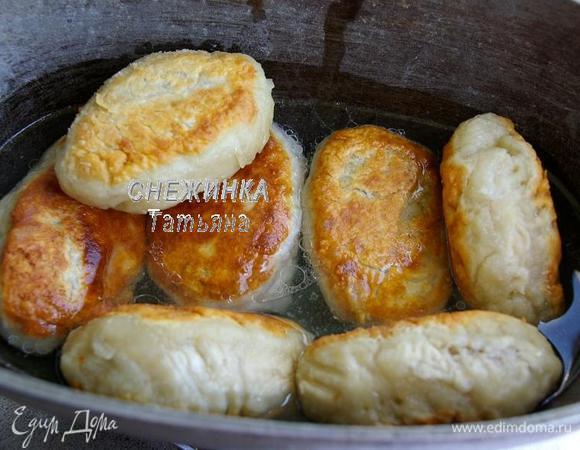 В утятницу (можно взять скороварку или кастрюлю) влейте воду. По мере обжаривания колдунов переложите их в утятницу.